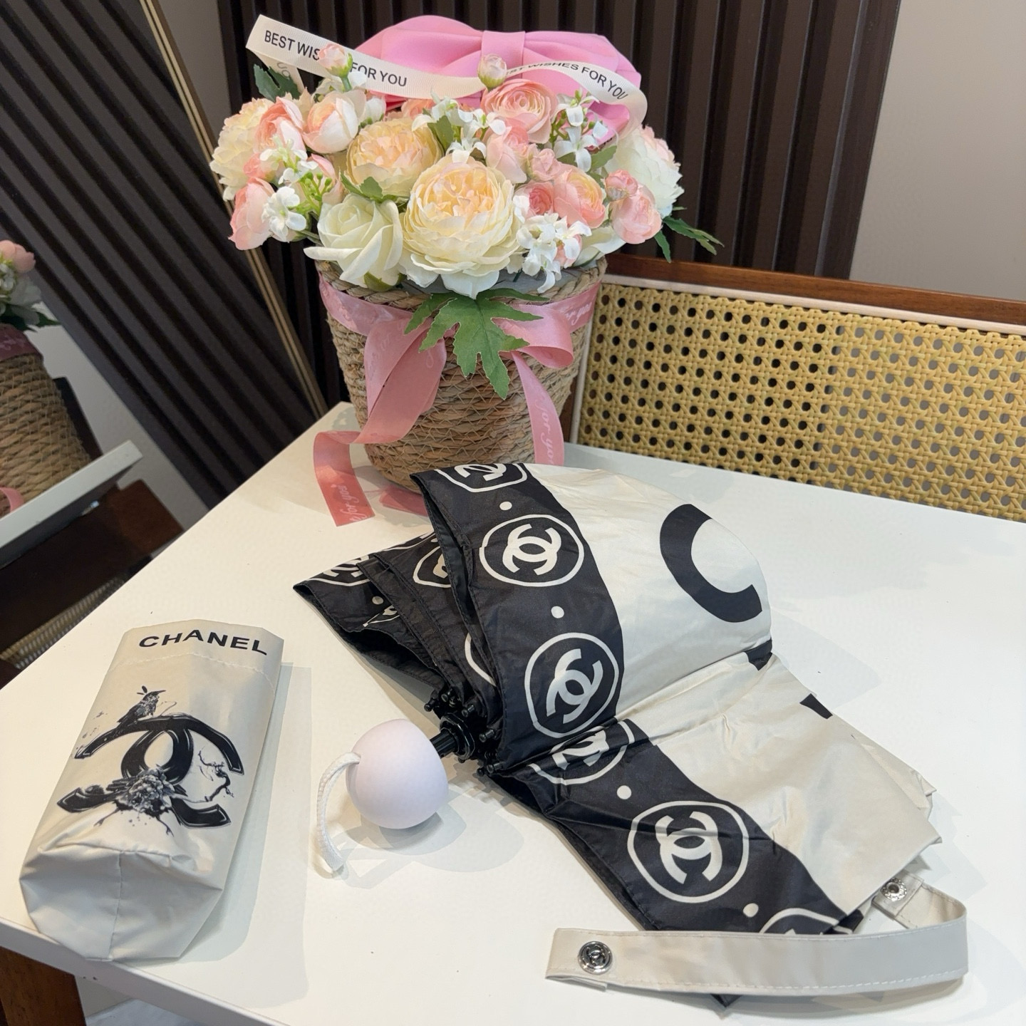  CHANEL（香奈儿）五折手开折叠晴雨伞 集合香奈儿灵魂LOGO为一体的设计风格高雅奢华 带在身上带来