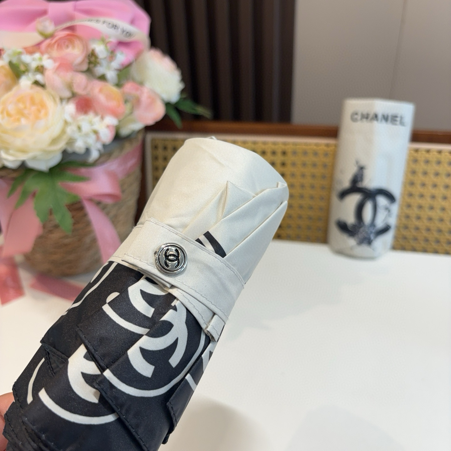  CHANEL（香奈儿）五折手开折叠晴雨伞 集合香奈儿灵魂LOGO为一体的设计风格高雅奢华 带在身上带来