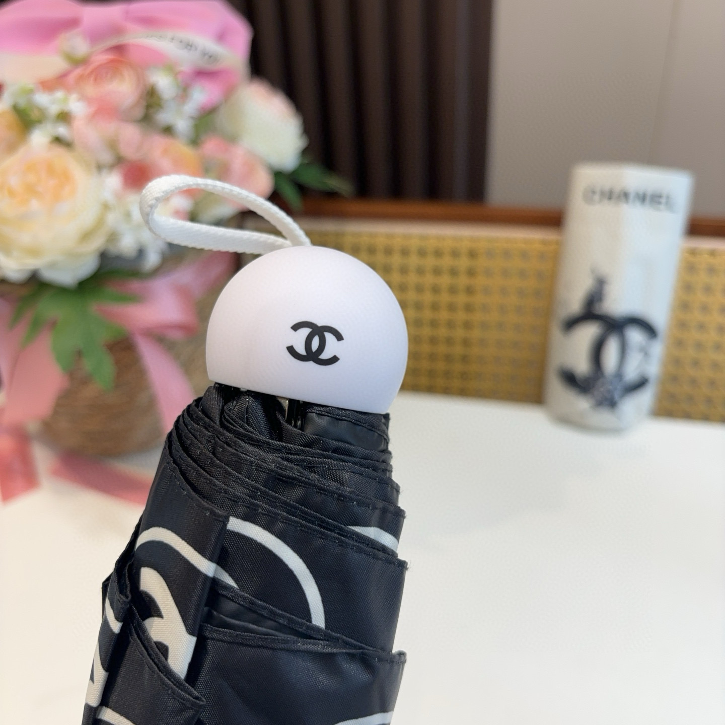 CHANEL（香奈儿）五折手开折叠晴雨伞 集合香奈儿灵魂LOGO为一体的设计风格高雅奢华 带在身上带来