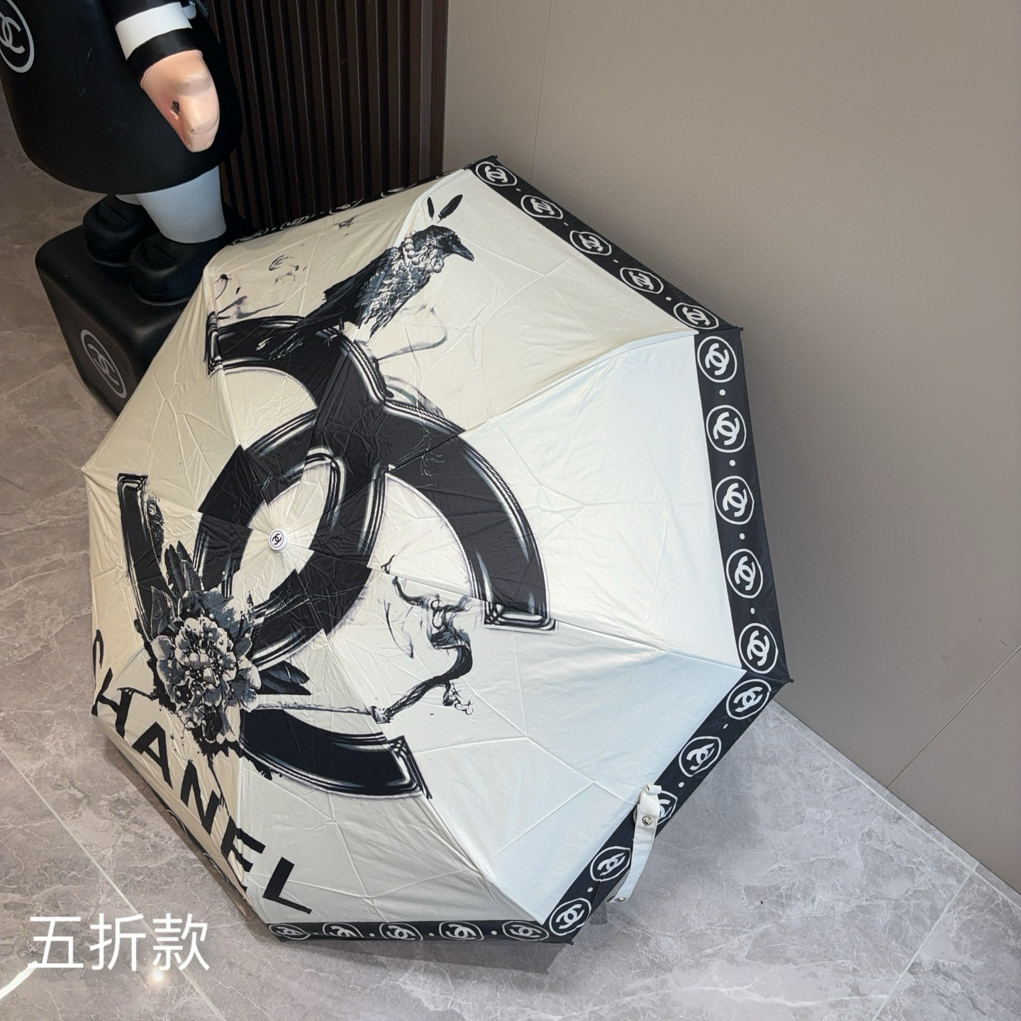 CHANEL（香奈儿）五折手开折叠晴雨伞 集合香奈儿灵魂LOGO为一体的设计风格高雅奢华 带在身上带来