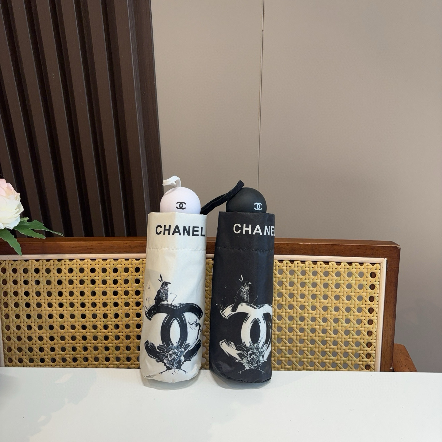 CHANEL（香奈儿）五折手开折叠晴雨伞 集合香奈儿灵魂LOGO为一体的设计风格高雅奢华 带在身上带来