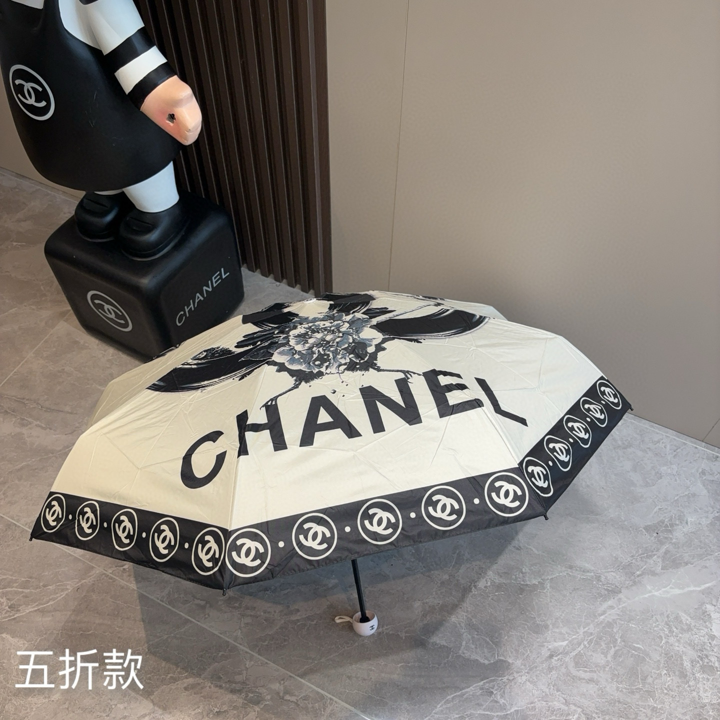  CHANEL（香奈儿）五折手开折叠晴雨伞 集合香奈儿灵魂LOGO为一体的设计风格高雅奢华 带在身上带来