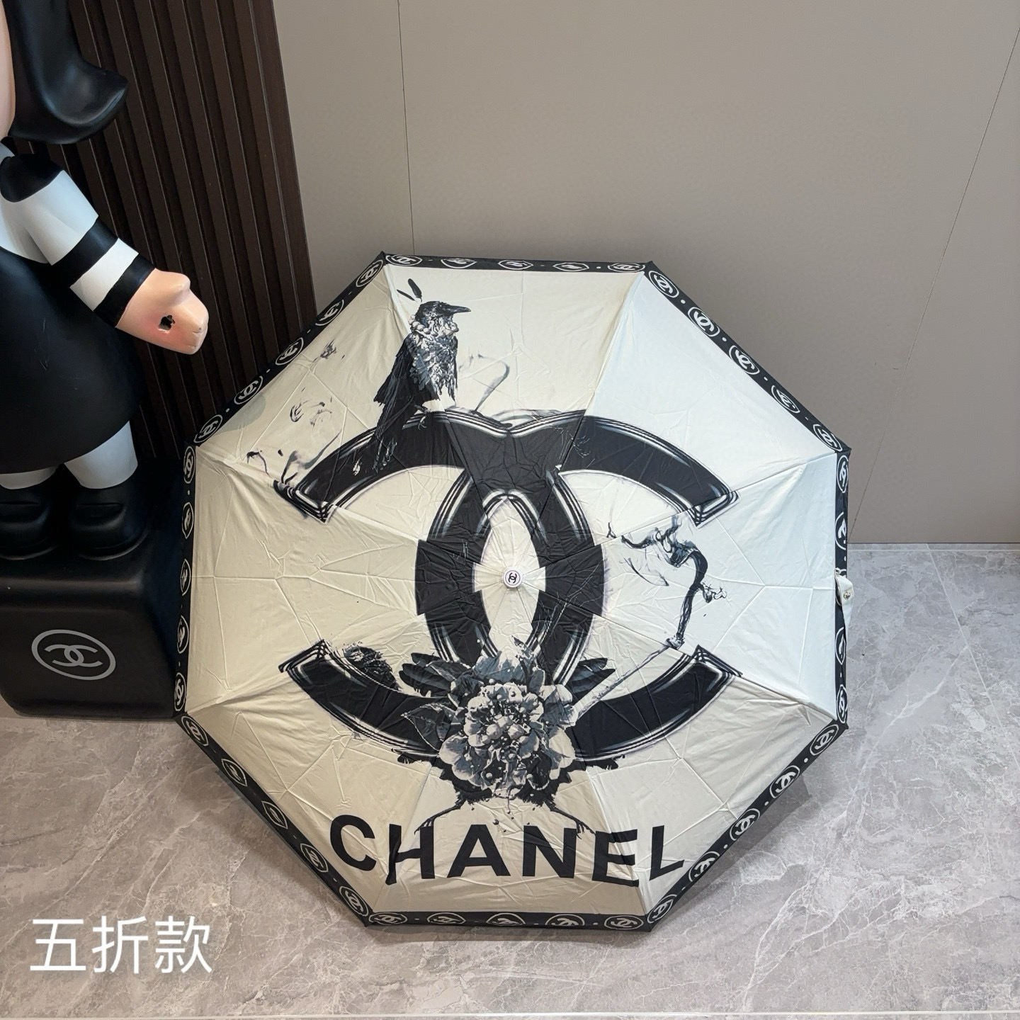  CHANEL（香奈儿）五折手开折叠晴雨伞 集合香奈儿灵魂LOGO为一体的设计风格高雅奢华 带在身上带来
