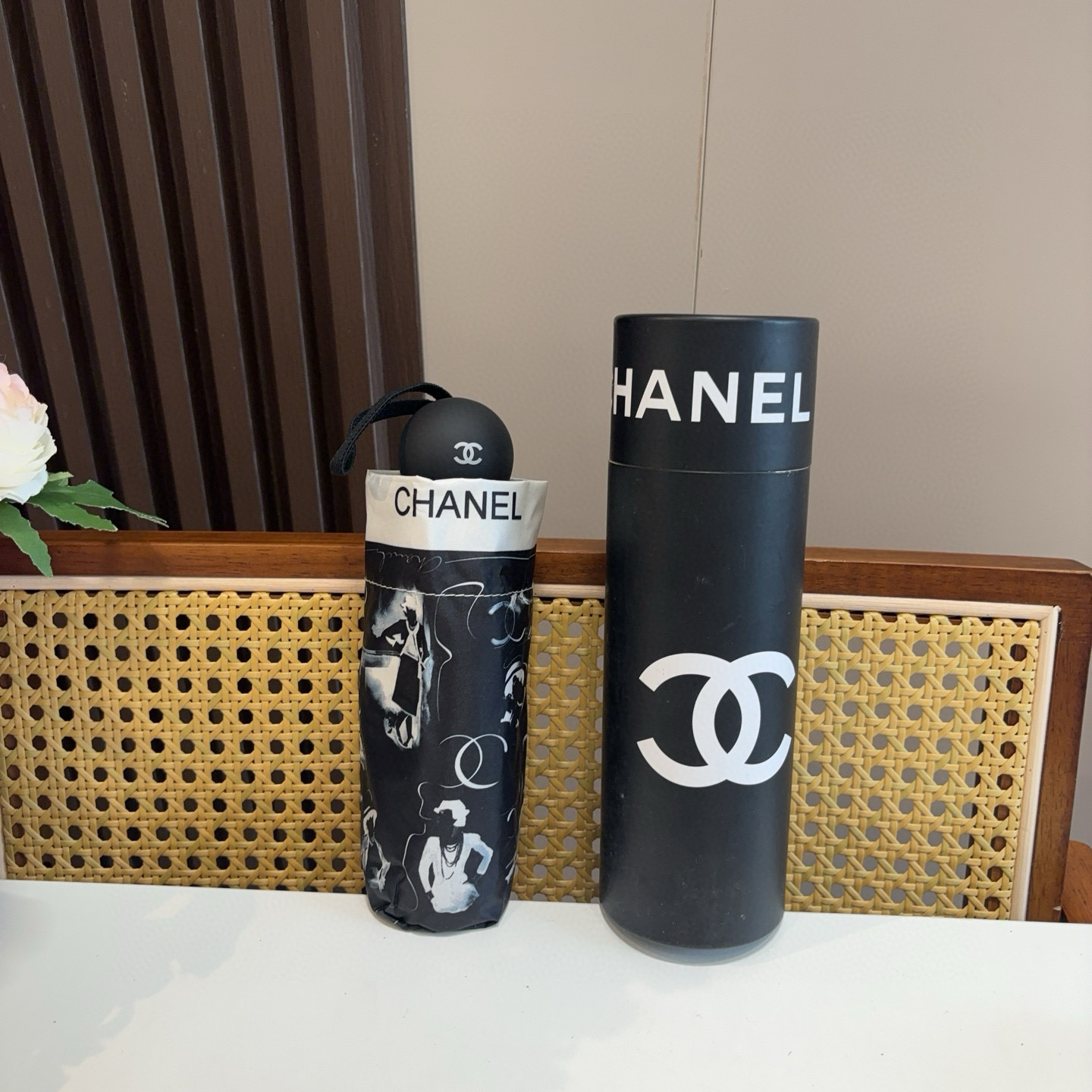  CHANEL（香奈儿）五折手开折叠晴雨伞 集合香奈儿灵魂LOGO为一体的设计风格高雅奢华 带在身上带来