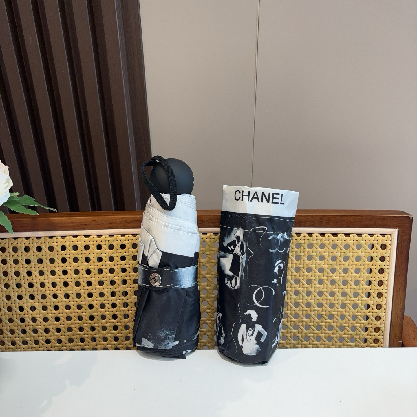  CHANEL（香奈儿）五折手开折叠晴雨伞 集合香奈儿灵魂LOGO为一体的设计风格高雅奢华 带在身上带来
