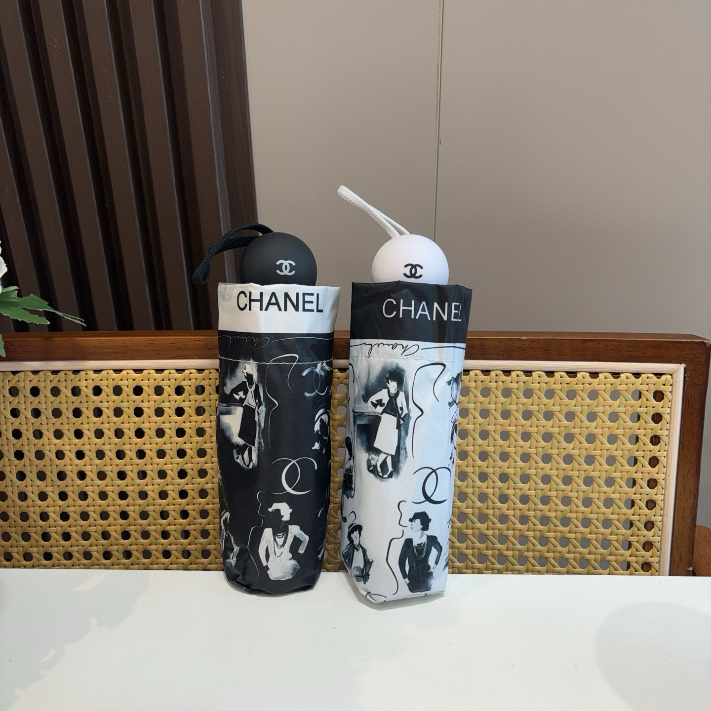  CHANEL（香奈儿）五折手开折叠晴雨伞 集合香奈儿灵魂LOGO为一体的设计风格高雅奢华 带在身上带来