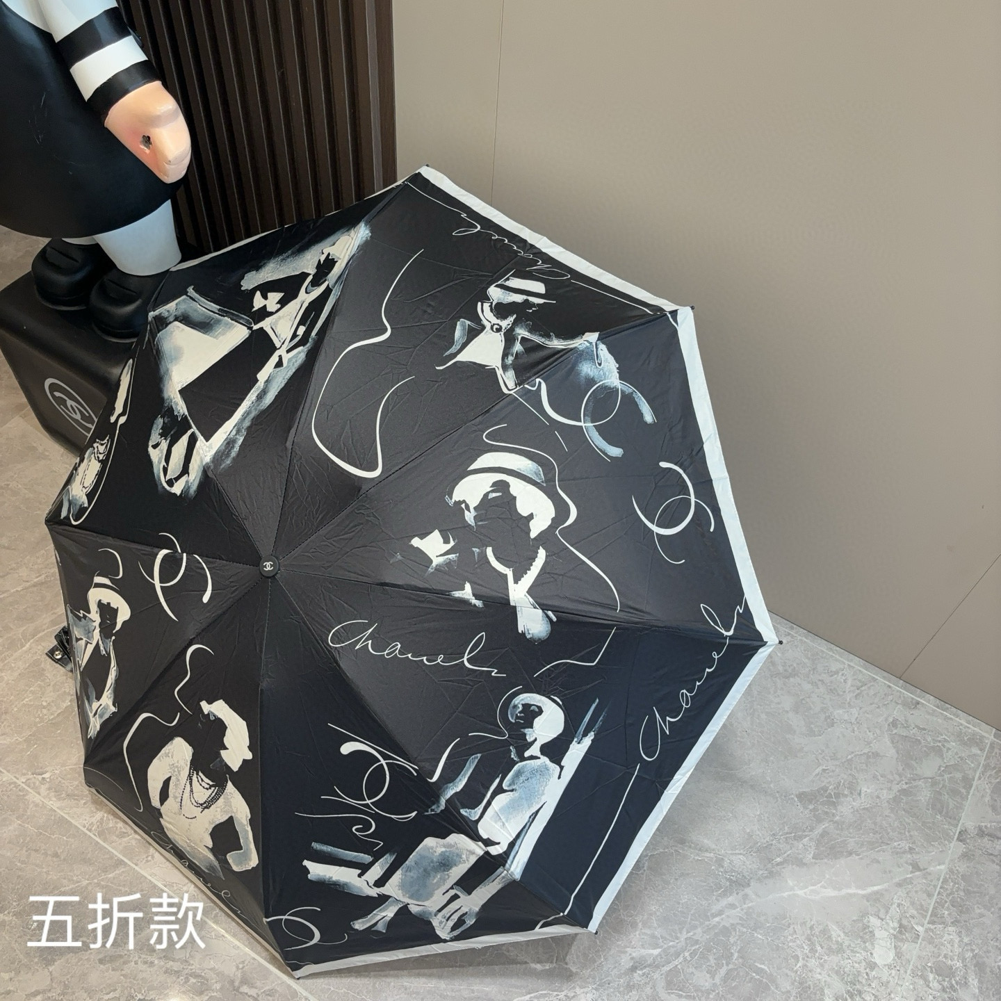  CHANEL（香奈儿）五折手开折叠晴雨伞 集合香奈儿灵魂LOGO为一体的设计风格高雅奢华 带在身上带来