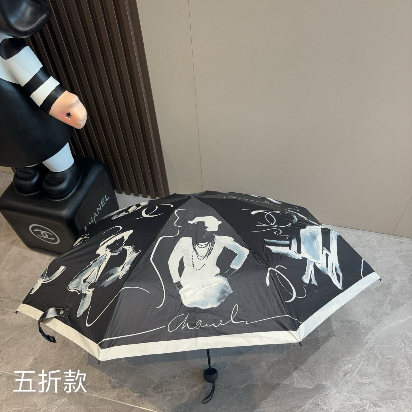  CHANEL（香奈儿）五折手开折叠晴雨伞 集合香奈儿灵魂LOGO为一体的设计风格高雅奢华 带在身上带来