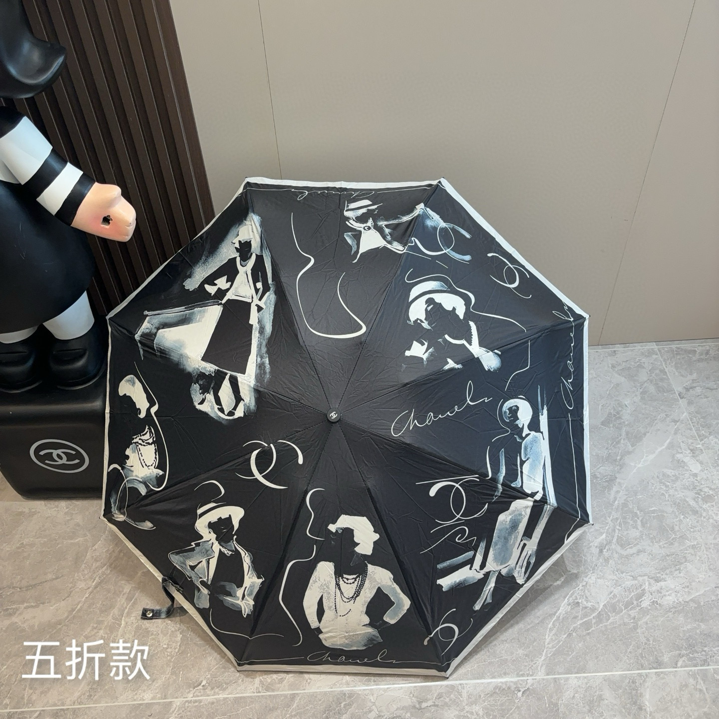  CHANEL（香奈儿）五折手开折叠晴雨伞 集合香奈儿灵魂LOGO为一体的设计风格高雅奢华 带在身上带来