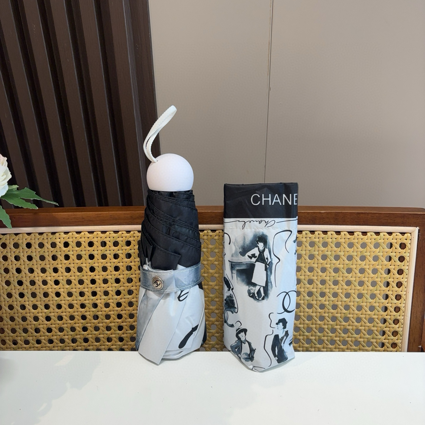  CHANEL（香奈儿）五折手开折叠晴雨伞 集合香奈儿灵魂LOGO为一体的设计风格高雅奢华 带在身上带来