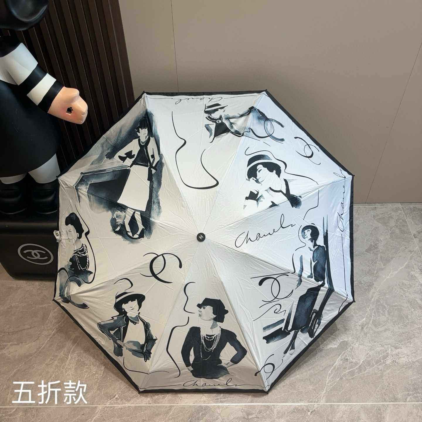 CHANEL（香奈儿）五折手开折叠晴雨伞 集合香奈儿灵魂LOGO为一体的设计风格高雅奢华 带在身上带来