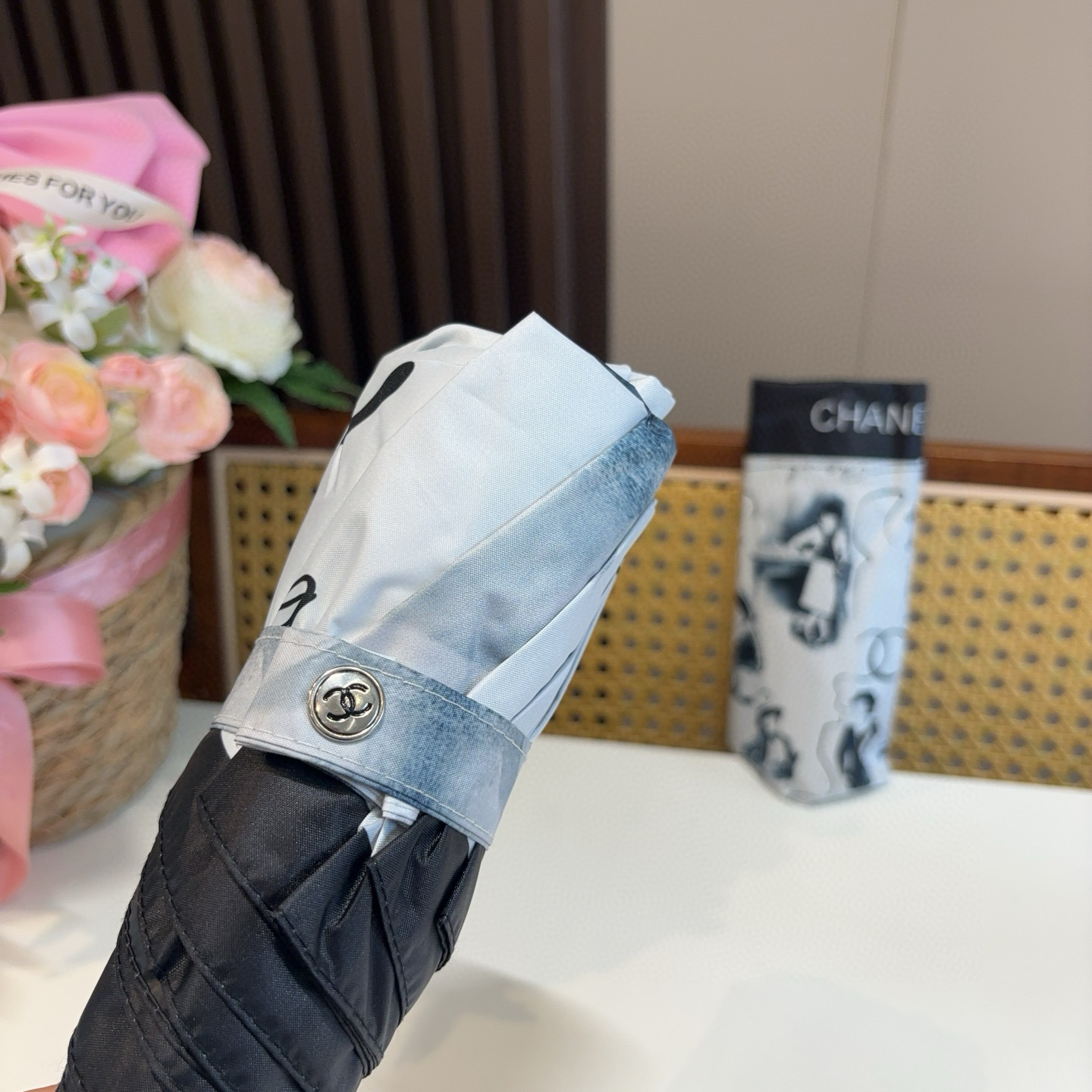  CHANEL（香奈儿）五折手开折叠晴雨伞 集合香奈儿灵魂LOGO为一体的设计风格高雅奢华 带在身上带来