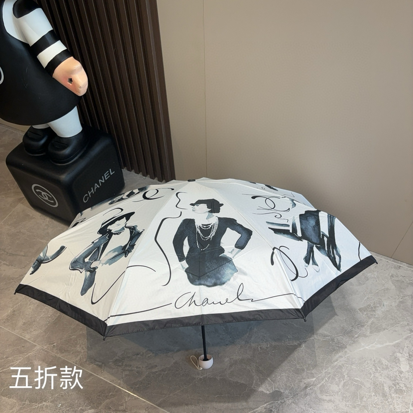  CHANEL（香奈儿）五折手开折叠晴雨伞 集合香奈儿灵魂LOGO为一体的设计风格高雅奢华 带在身上带来
