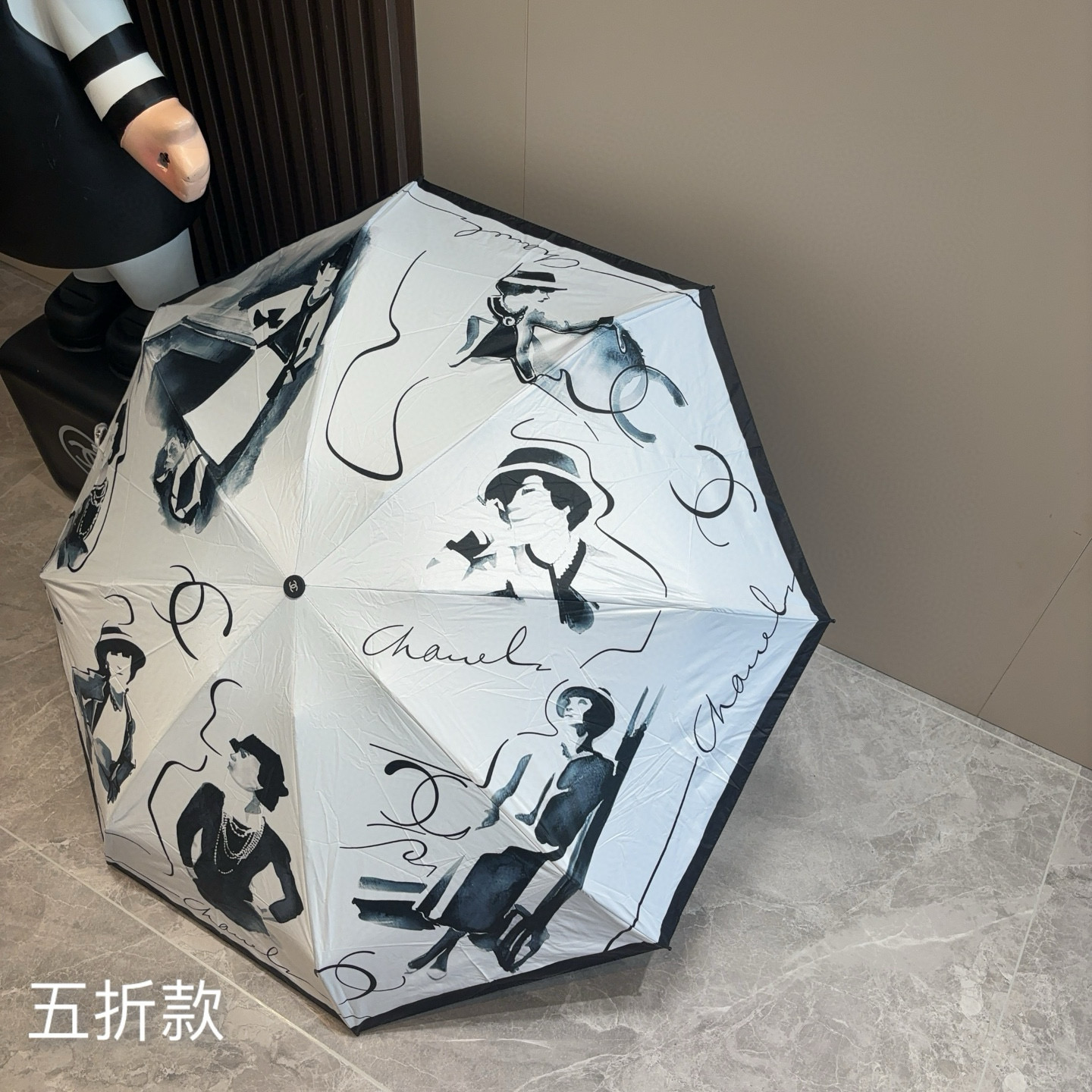  CHANEL（香奈儿）五折手开折叠晴雨伞 集合香奈儿灵魂LOGO为一体的设计风格高雅奢华 带在身上带来
