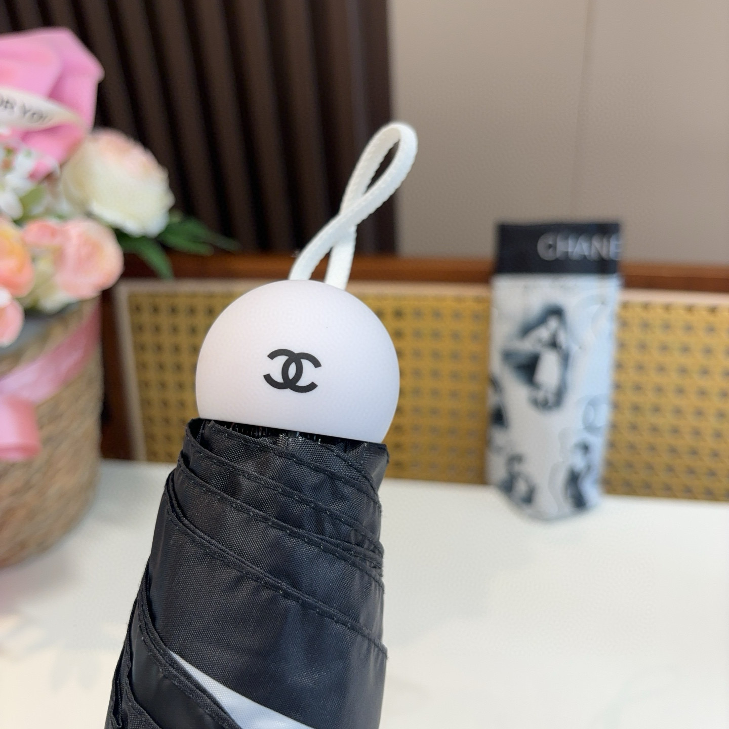  CHANEL（香奈儿）五折手开折叠晴雨伞 集合香奈儿灵魂LOGO为一体的设计风格高雅奢华 带在身上带来
