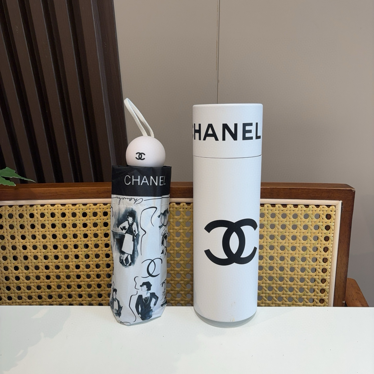  CHANEL（香奈儿）五折手开折叠晴雨伞 集合香奈儿灵魂LOGO为一体的设计风格高雅奢华 带在身上带来