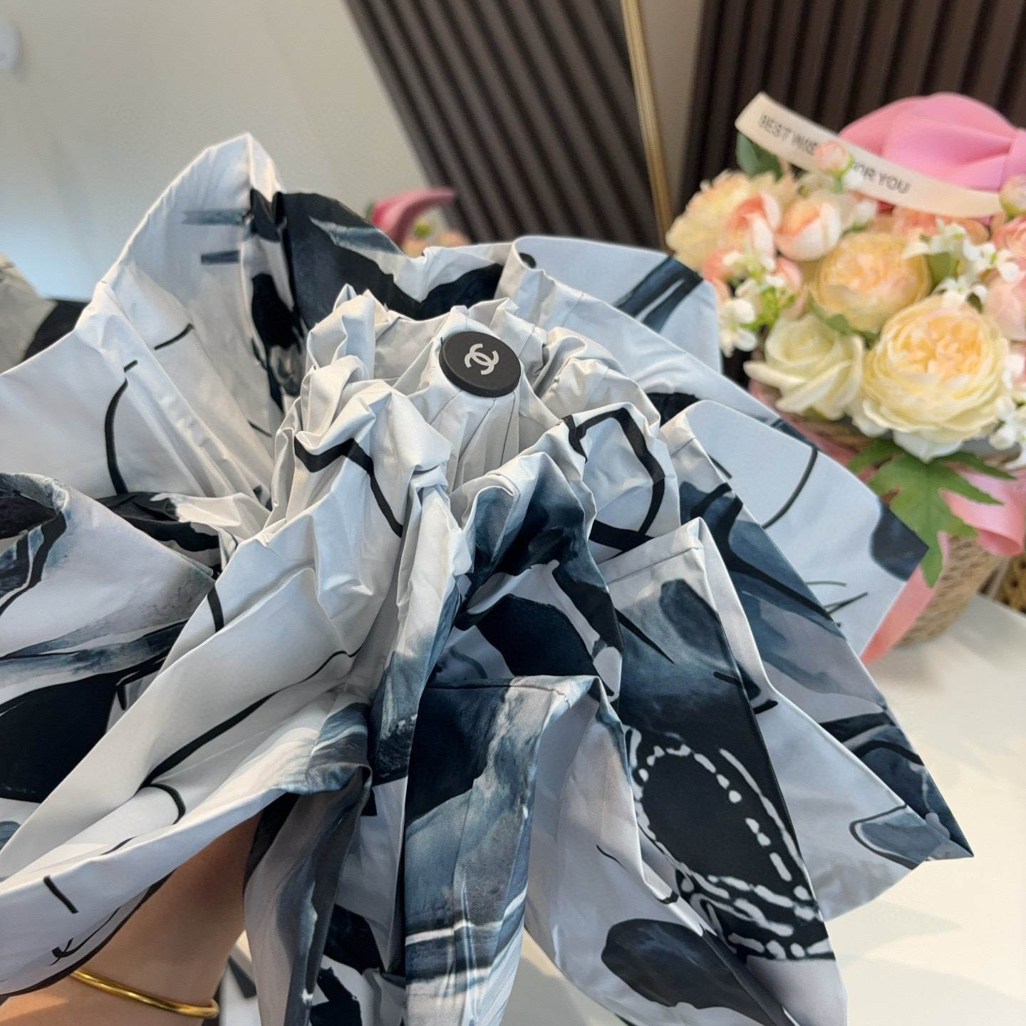  CHANEL（香奈儿）五折手开折叠晴雨伞 集合香奈儿灵魂LOGO为一体的设计风格高雅奢华 带在身上带来