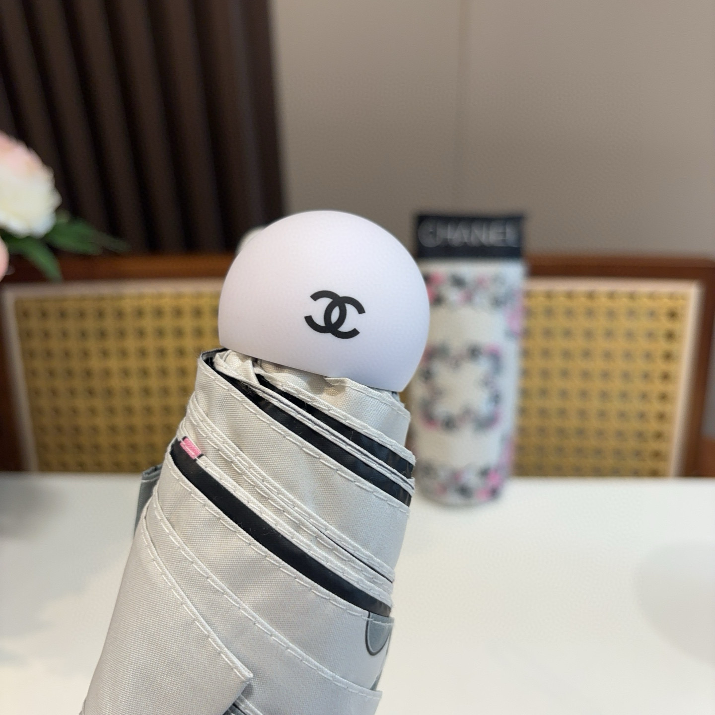  CHANEL（香奈儿）五折手开折叠晴雨伞 集合香奈儿灵魂LOGO为一体的设计风格高雅奢华 带在身上带来