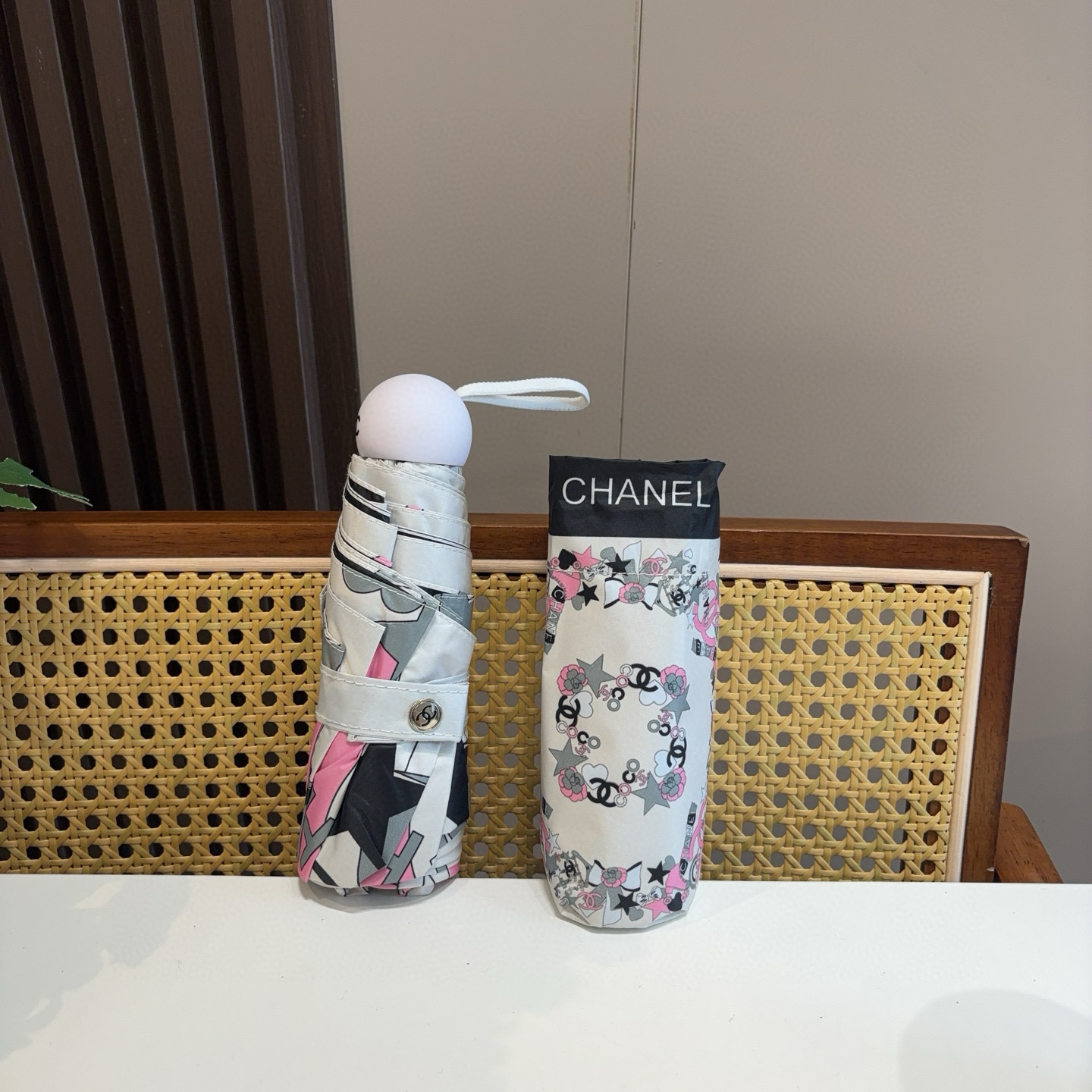  CHANEL（香奈儿）五折手开折叠晴雨伞 集合香奈儿灵魂LOGO为一体的设计风格高雅奢华 带在身上带来