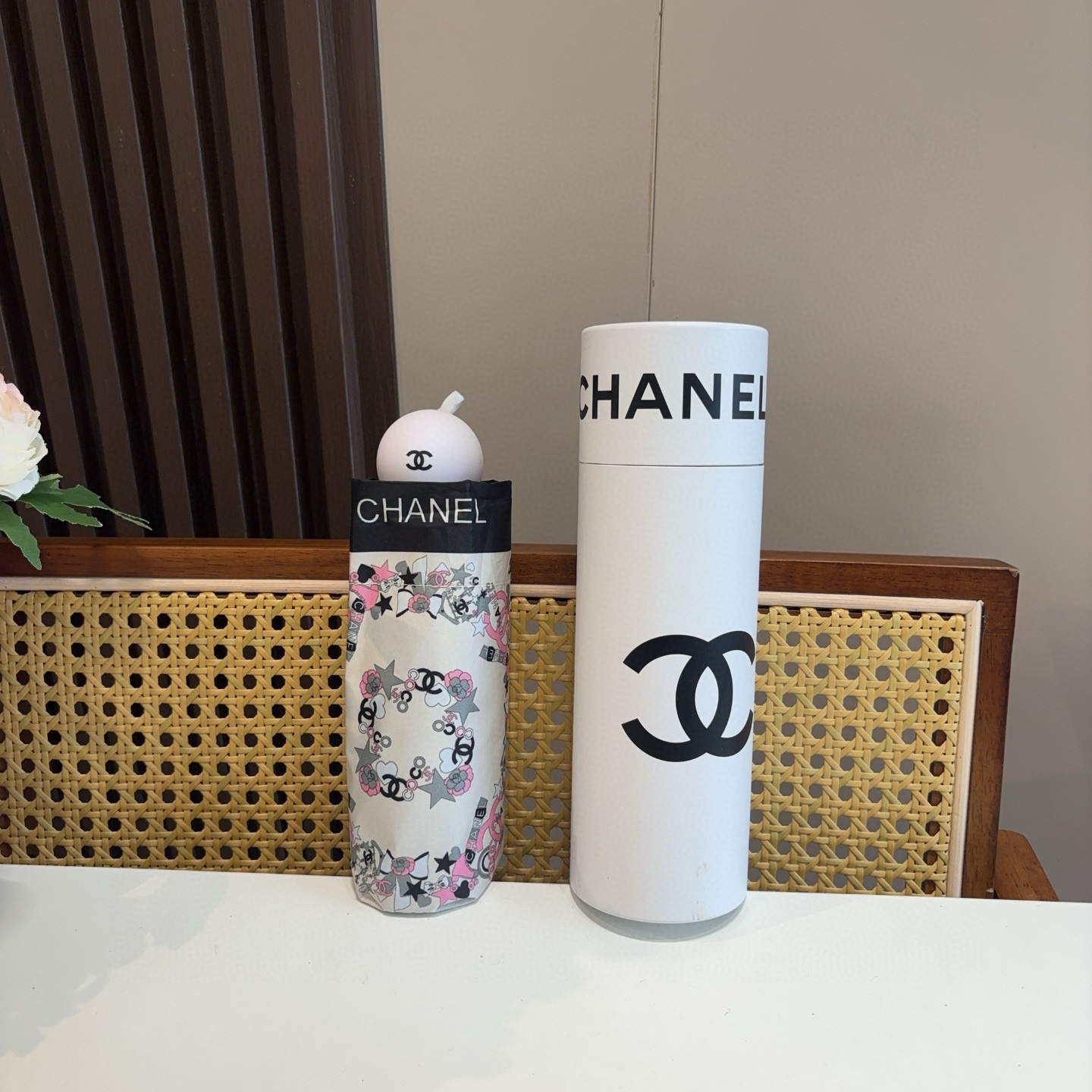  CHANEL（香奈儿）五折手开折叠晴雨伞 集合香奈儿灵魂LOGO为一体的设计风格高雅奢华 带在身上带来