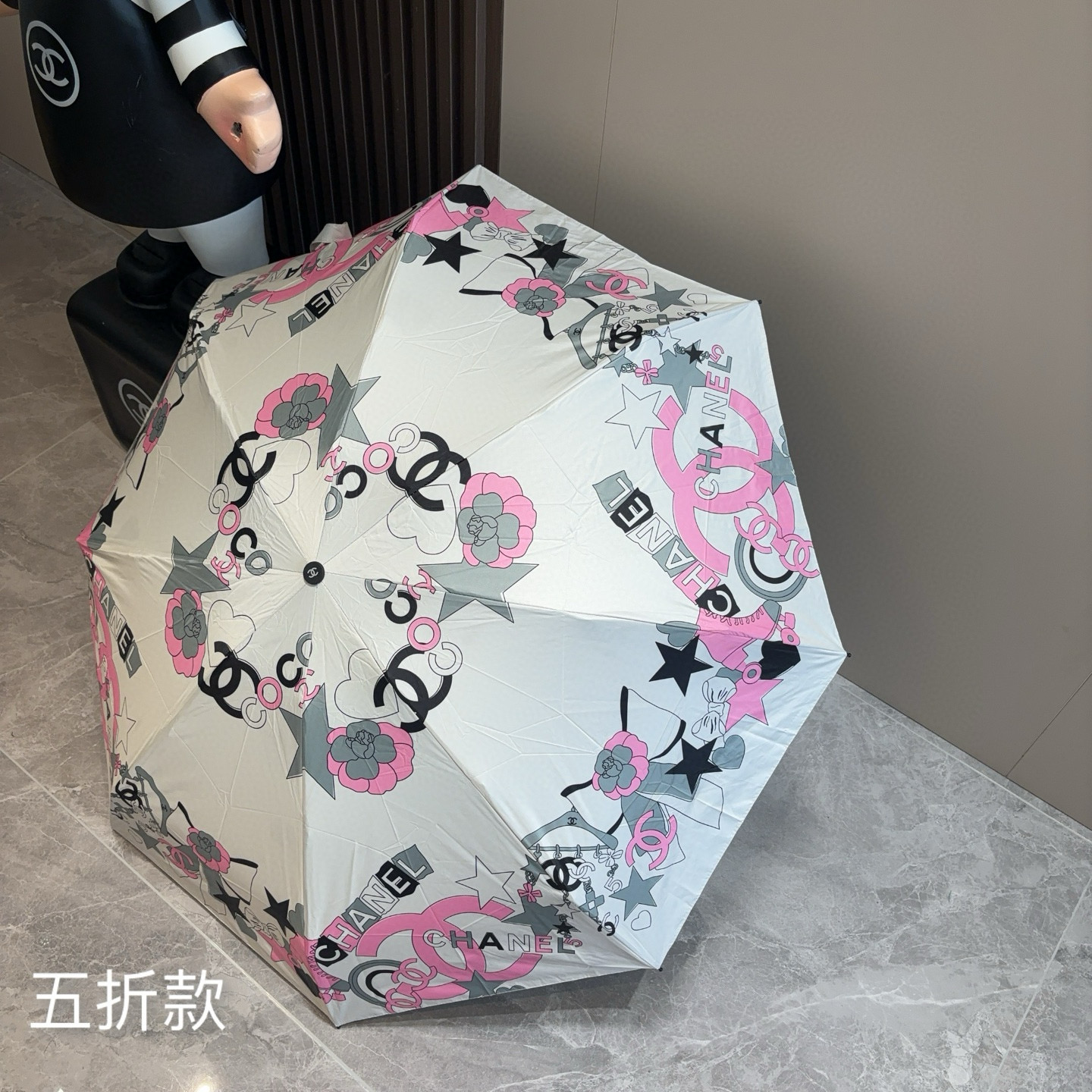  CHANEL（香奈儿）五折手开折叠晴雨伞 集合香奈儿灵魂LOGO为一体的设计风格高雅奢华 带在身上带来