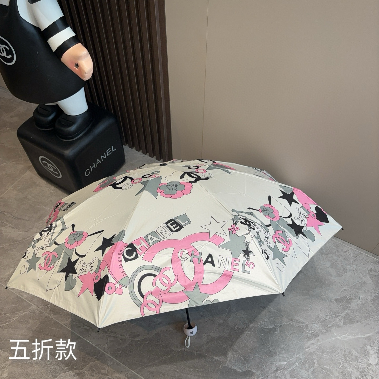  CHANEL（香奈儿）五折手开折叠晴雨伞 集合香奈儿灵魂LOGO为一体的设计风格高雅奢华 带在身上带来
