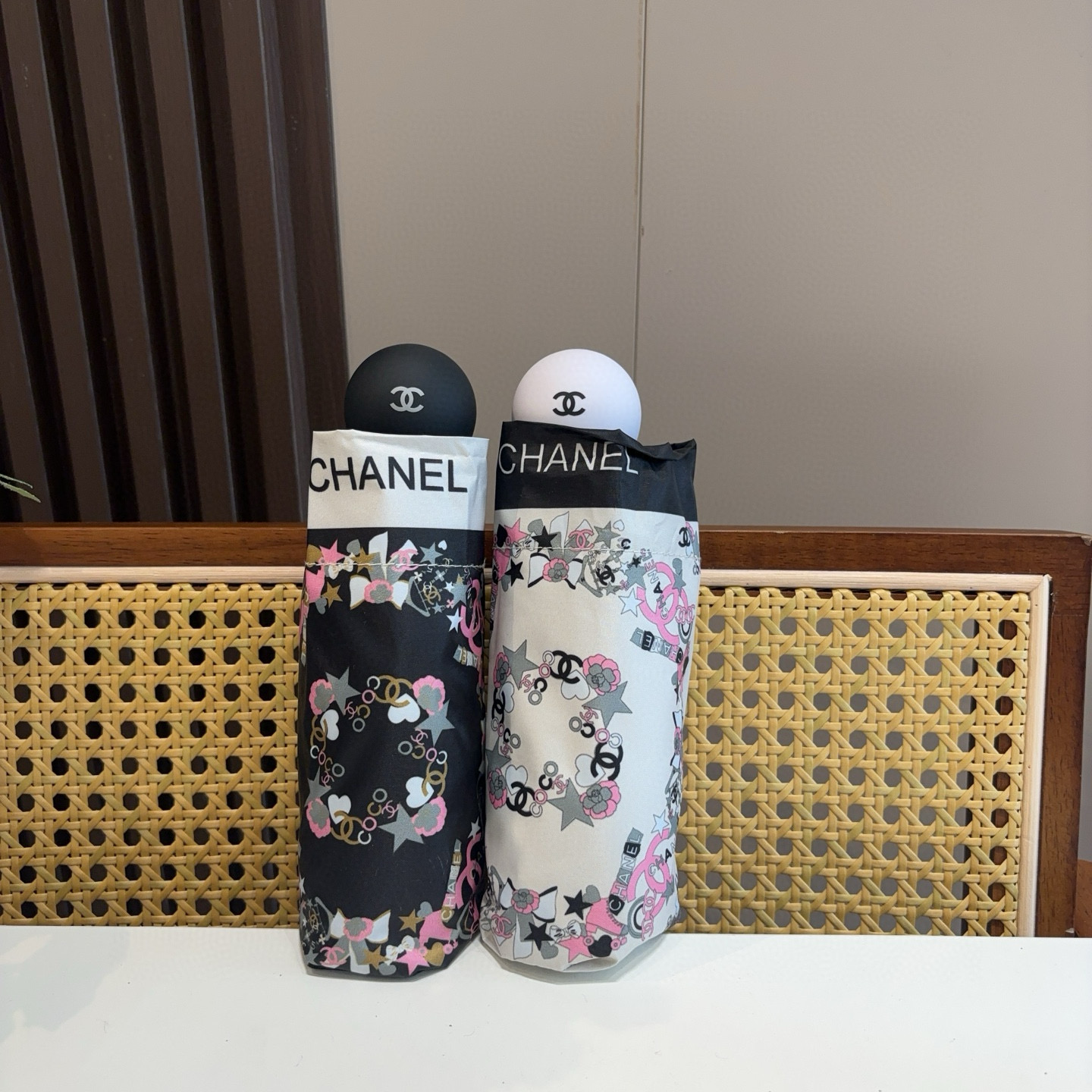  CHANEL（香奈儿）五折手开折叠晴雨伞 集合香奈儿灵魂LOGO为一体的设计风格高雅奢华 带在身上带来