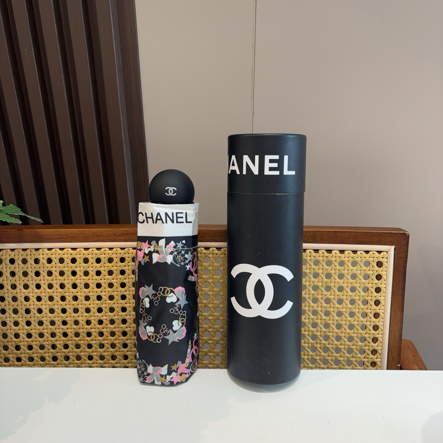  CHANEL（香奈儿）五折手开折叠晴雨伞 集合香奈儿灵魂LOGO为一体的设计风格高雅奢华 带在身上带来