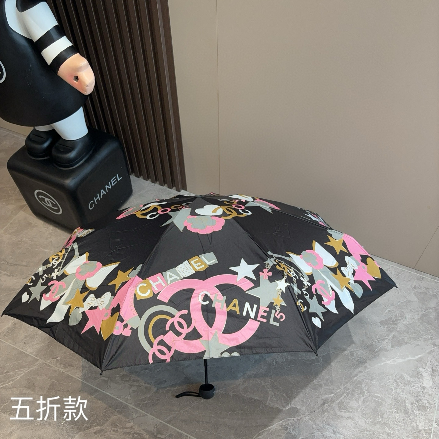  CHANEL（香奈儿）五折手开折叠晴雨伞 集合香奈儿灵魂LOGO为一体的设计风格高雅奢华 带在身上带来