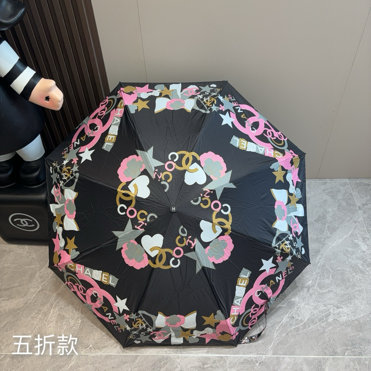  CHANEL（香奈儿）五折手开折叠晴雨伞 集合香奈儿灵魂LOGO为一体的设计风格高雅奢华 带在身上带来