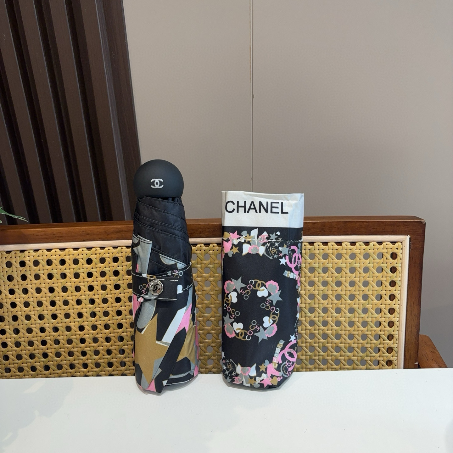  CHANEL（香奈儿）五折手开折叠晴雨伞 集合香奈儿灵魂LOGO为一体的设计风格高雅奢华 带在身上带来