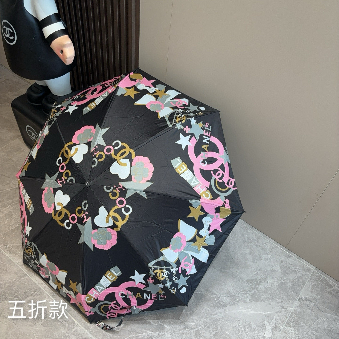  CHANEL（香奈儿）五折手开折叠晴雨伞 集合香奈儿灵魂LOGO为一体的设计风格高雅奢华 带在身上带来
