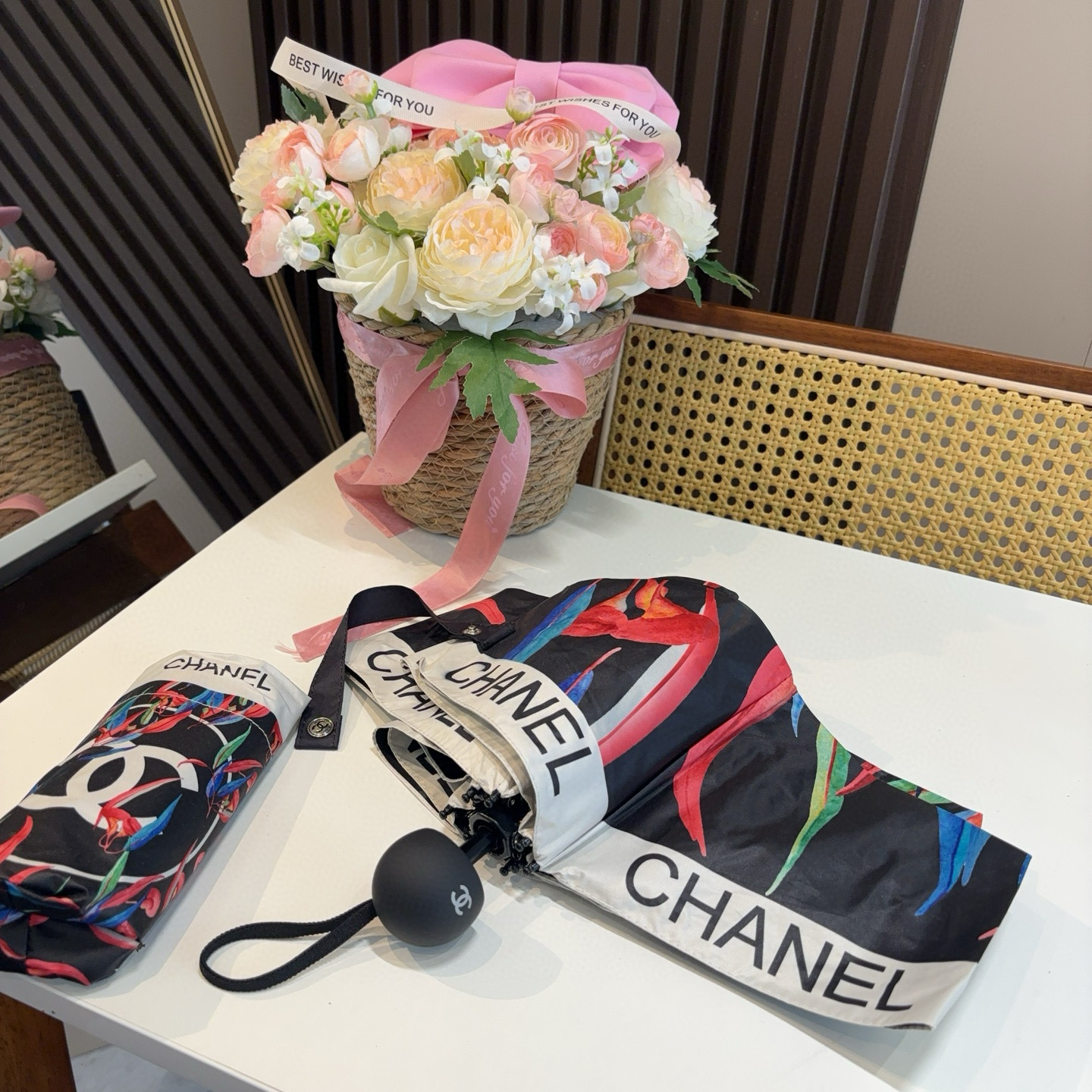  CHANEL（香奈儿）五折手开折叠晴雨伞 集合香奈儿灵魂LOGO为一体的设计风格高雅奢华 带在身上带来