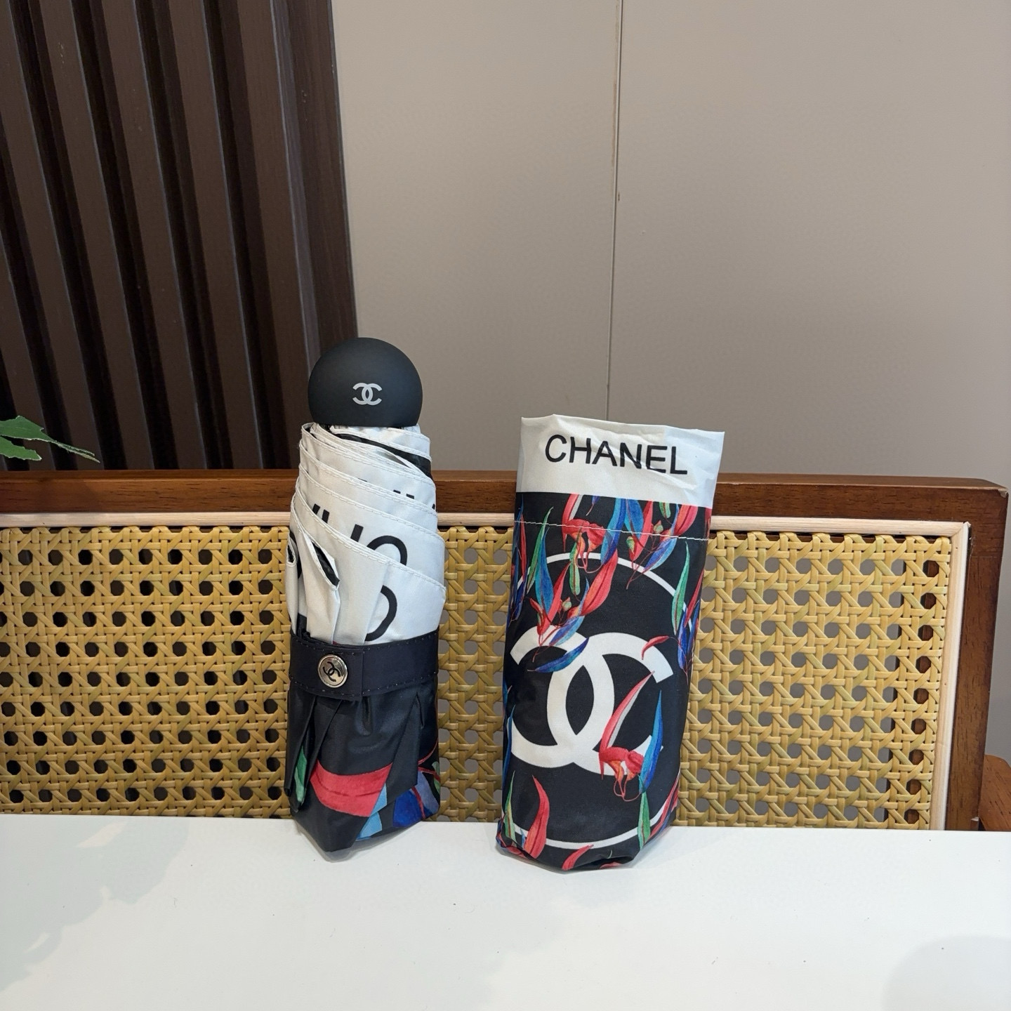  CHANEL（香奈儿）五折手开折叠晴雨伞 集合香奈儿灵魂LOGO为一体的设计风格高雅奢华 带在身上带来