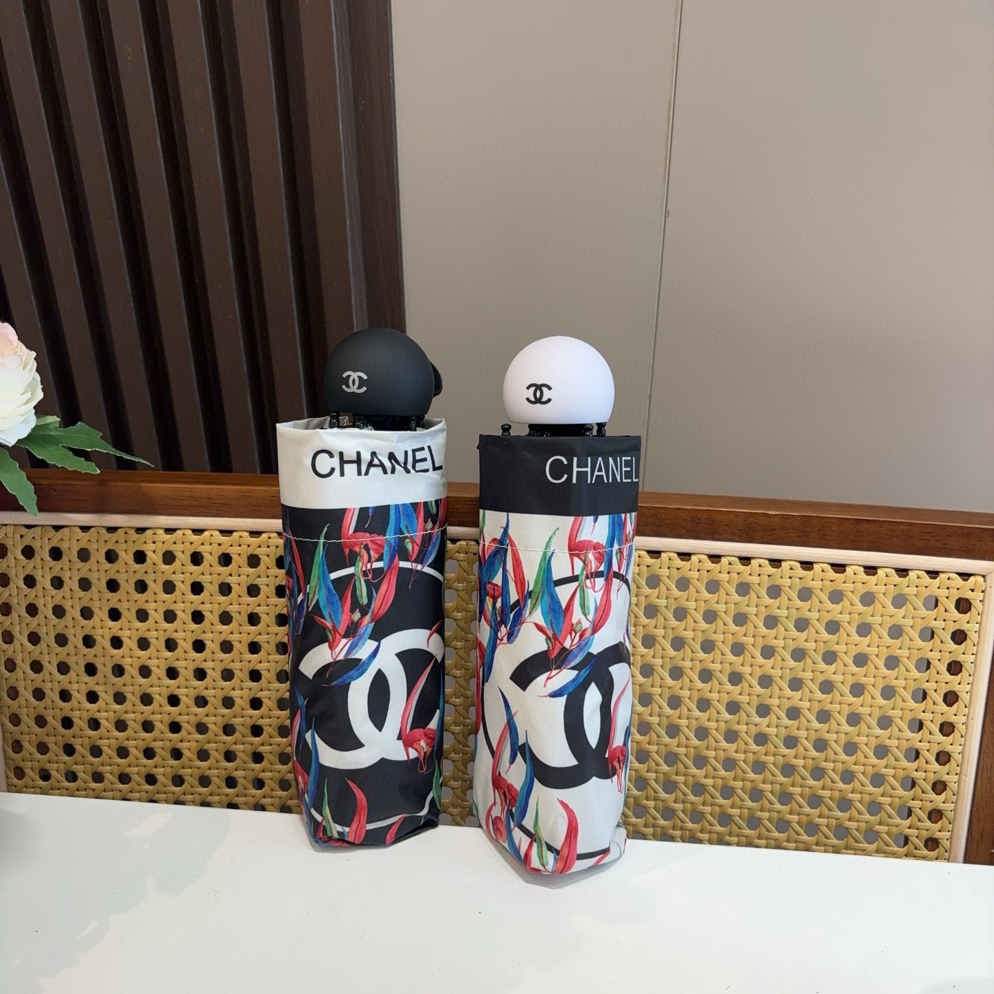 CHANEL（香奈儿）五折手开折叠晴雨伞 集合香奈儿灵魂LOGO为一体的设计风格高雅奢华 带在身上带来