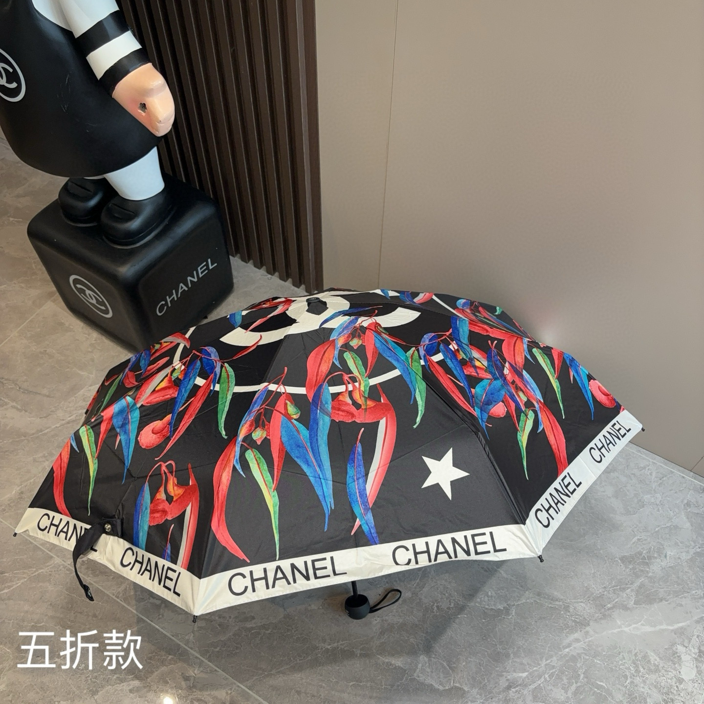  CHANEL（香奈儿）五折手开折叠晴雨伞 集合香奈儿灵魂LOGO为一体的设计风格高雅奢华 带在身上带来