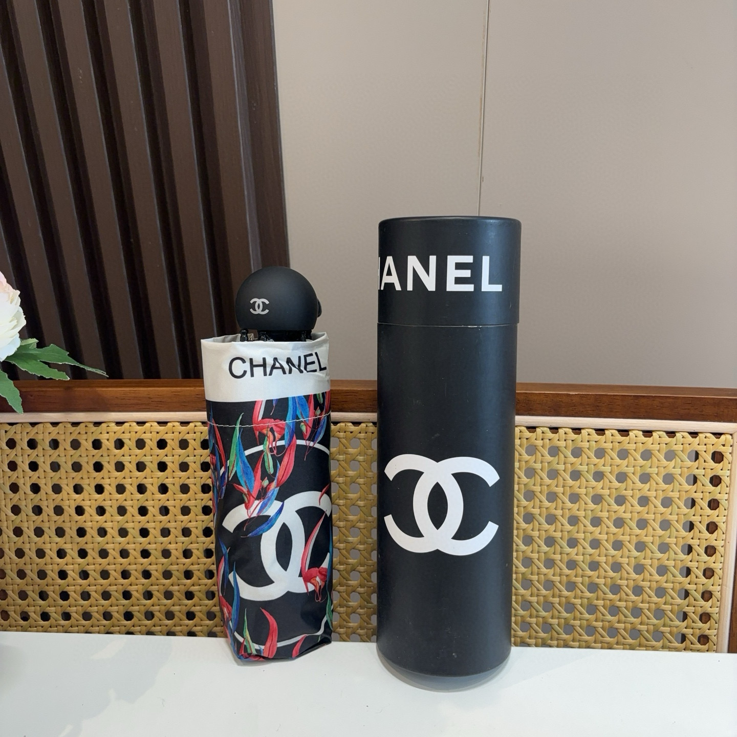  CHANEL（香奈儿）五折手开折叠晴雨伞 集合香奈儿灵魂LOGO为一体的设计风格高雅奢华 带在身上带来