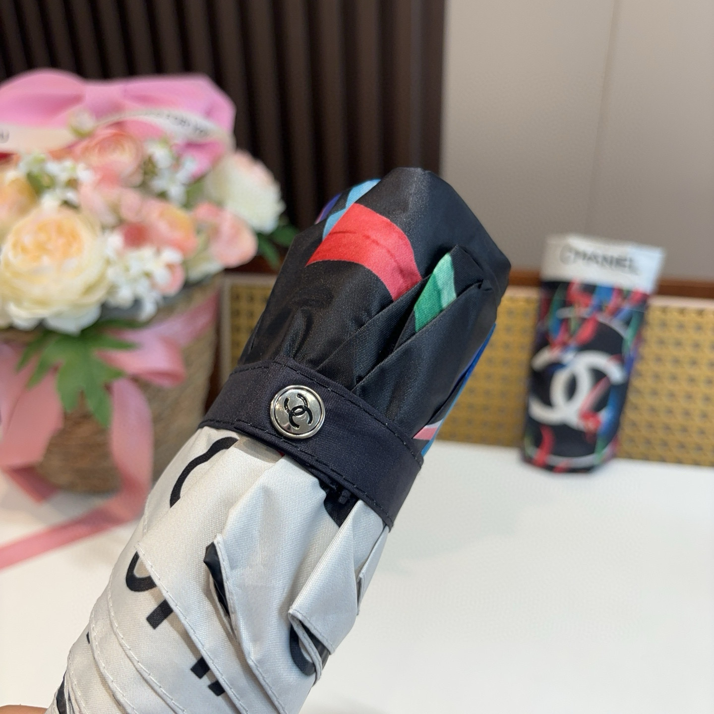  CHANEL（香奈儿）五折手开折叠晴雨伞 集合香奈儿灵魂LOGO为一体的设计风格高雅奢华 带在身上带来