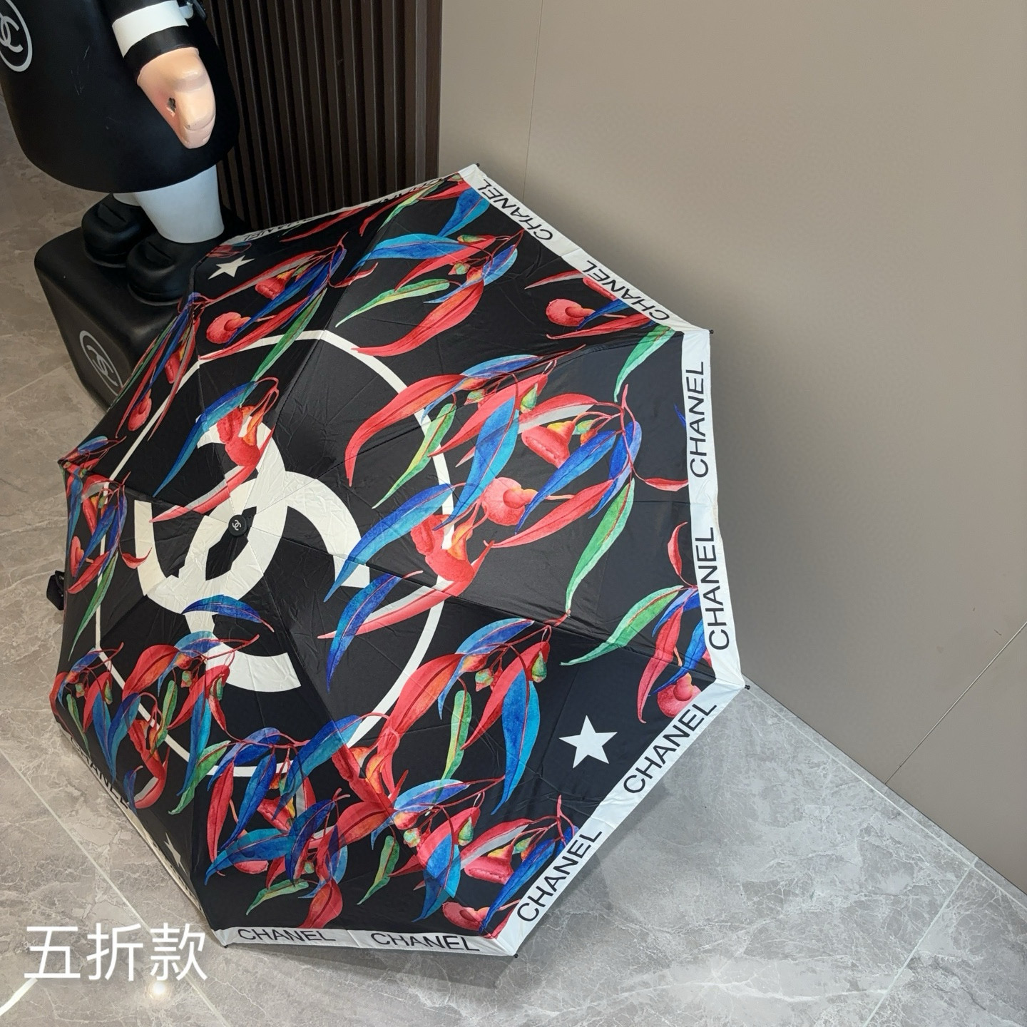  CHANEL（香奈儿）五折手开折叠晴雨伞 集合香奈儿灵魂LOGO为一体的设计风格高雅奢华 带在身上带来