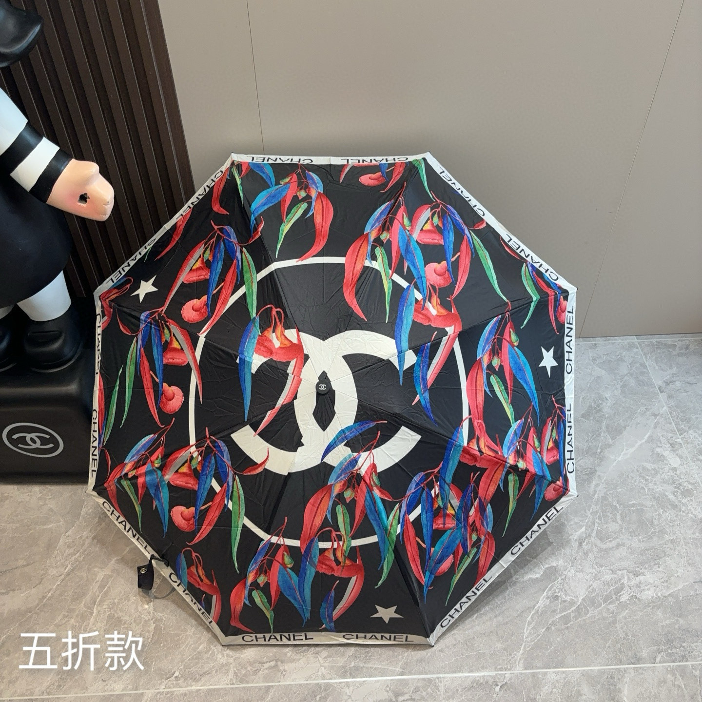  CHANEL（香奈儿）五折手开折叠晴雨伞 集合香奈儿灵魂LOGO为一体的设计风格高雅奢华 带在身上带来
