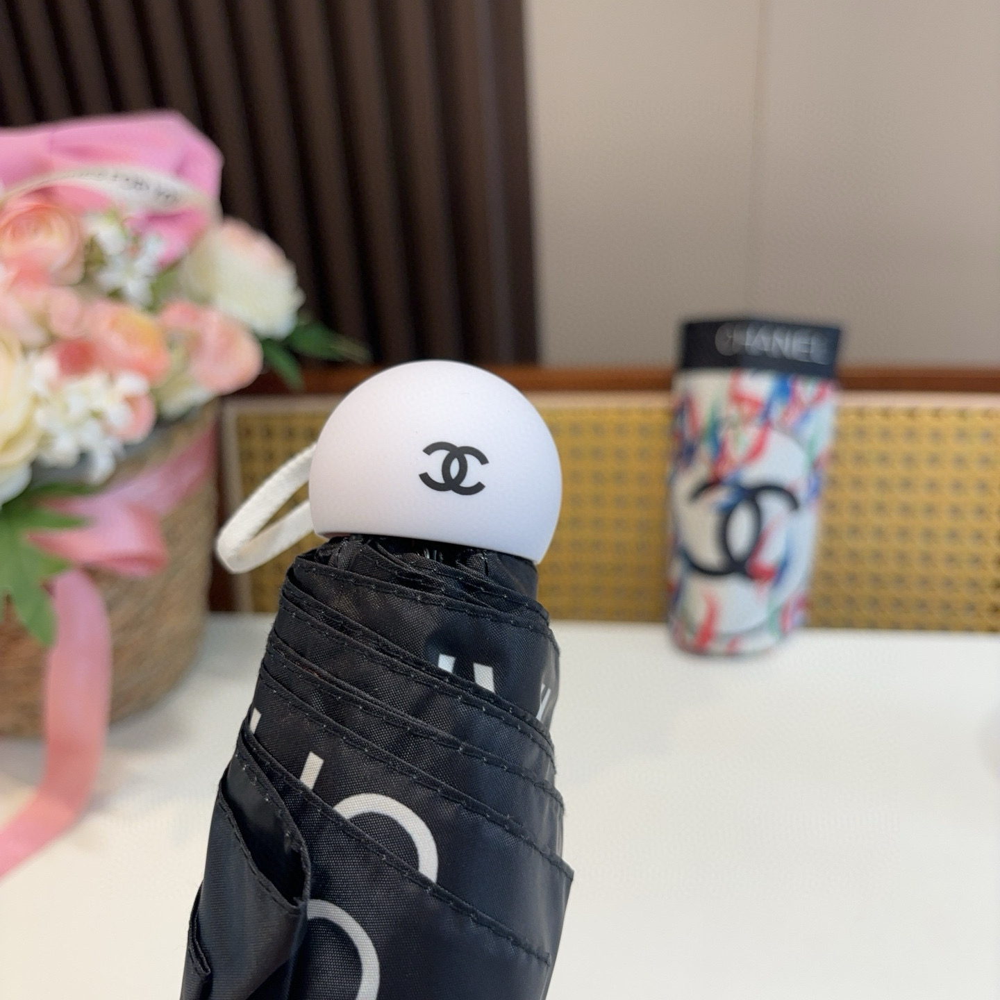  CHANEL（香奈儿）五折手开折叠晴雨伞 集合香奈儿灵魂LOGO为一体的设计风格高雅奢华 带在身上带来