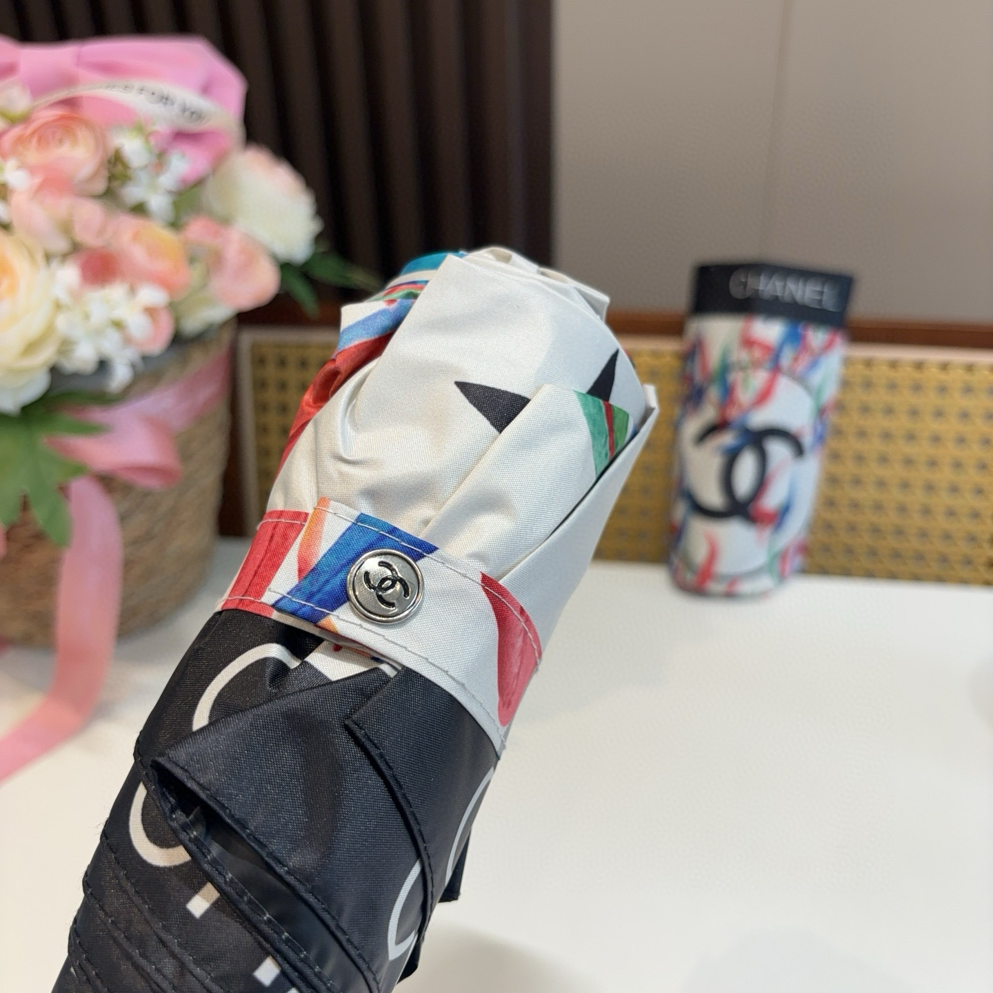  CHANEL（香奈儿）五折手开折叠晴雨伞 集合香奈儿灵魂LOGO为一体的设计风格高雅奢华 带在身上带来
