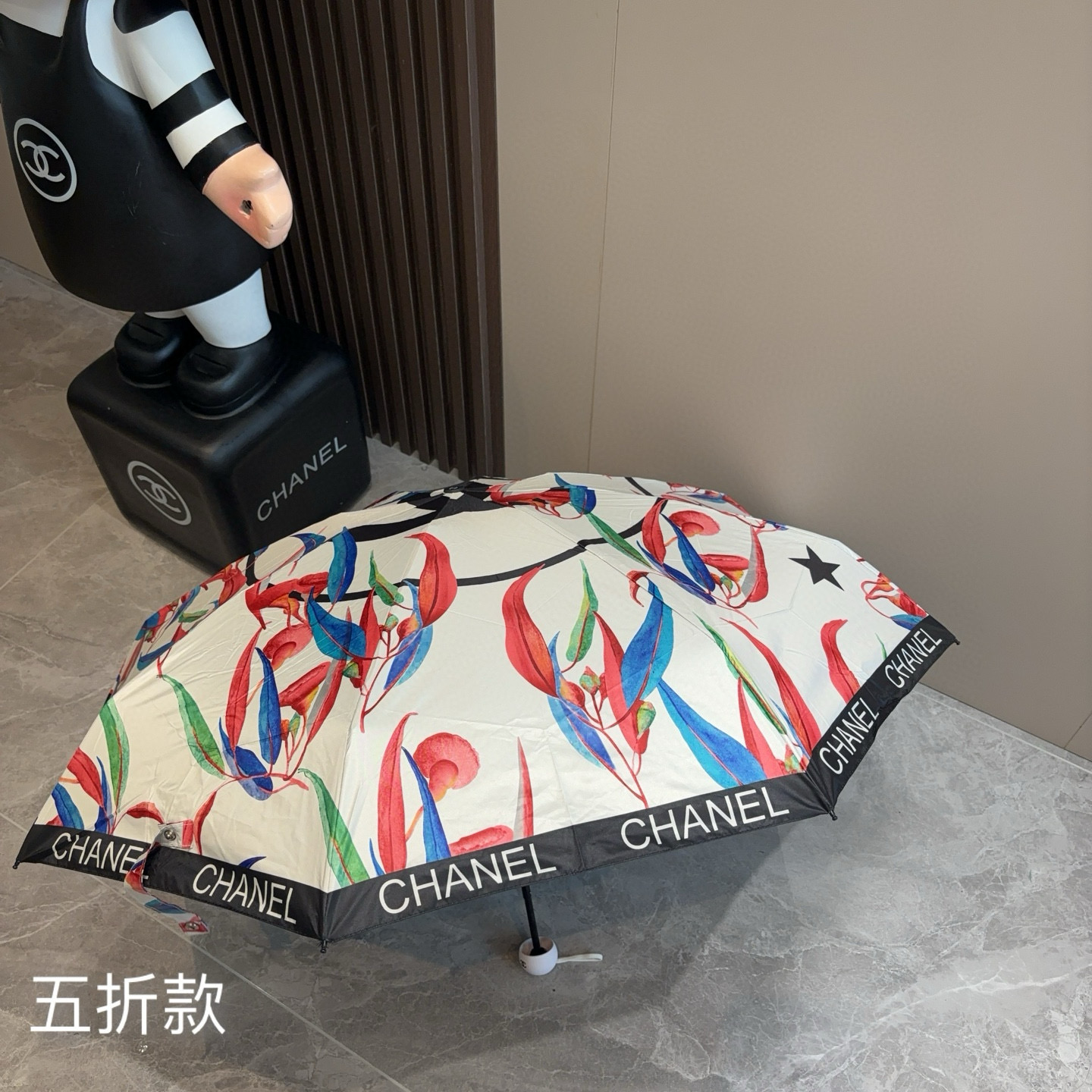  CHANEL（香奈儿）五折手开折叠晴雨伞 集合香奈儿灵魂LOGO为一体的设计风格高雅奢华 带在身上带来