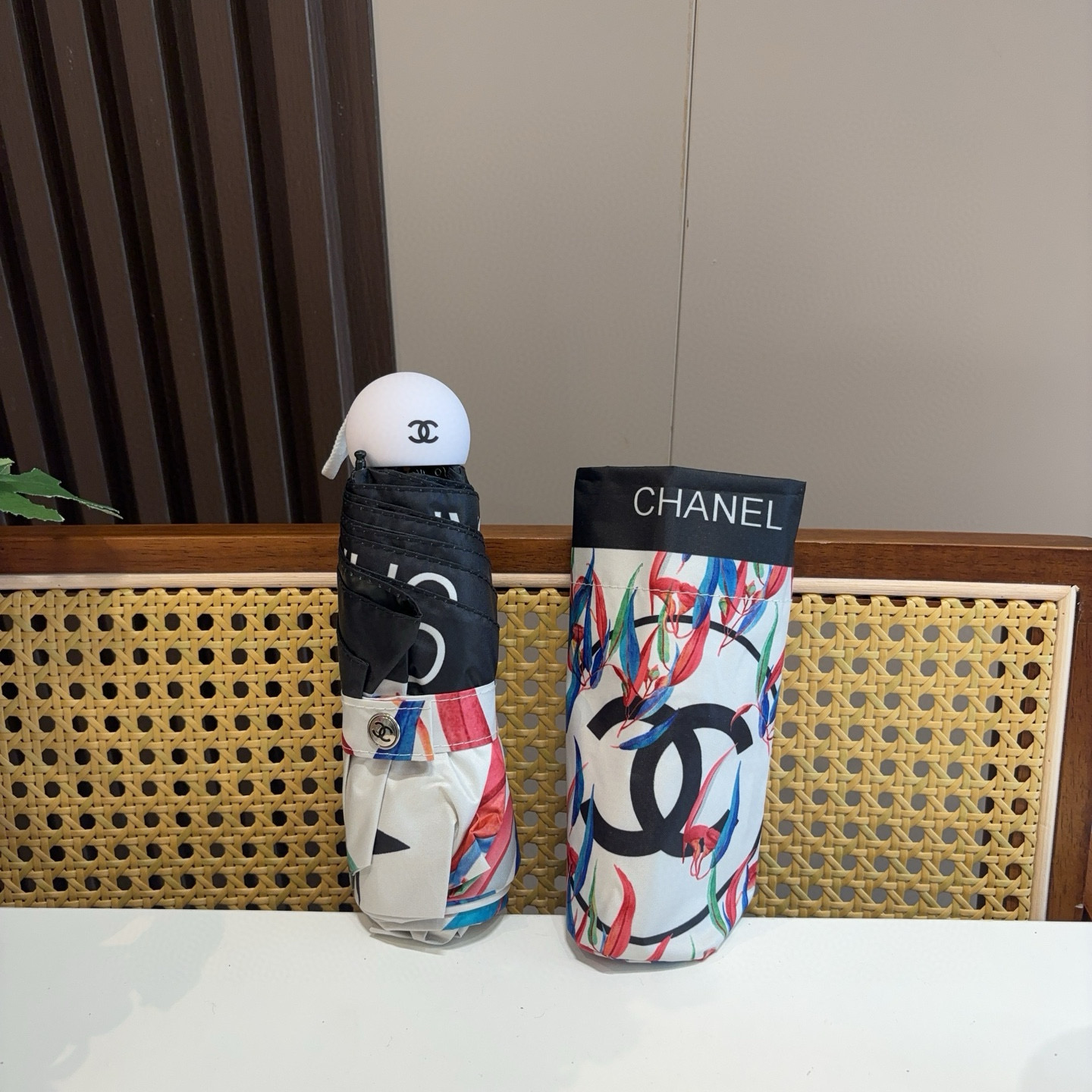  CHANEL（香奈儿）五折手开折叠晴雨伞 集合香奈儿灵魂LOGO为一体的设计风格高雅奢华 带在身上带来