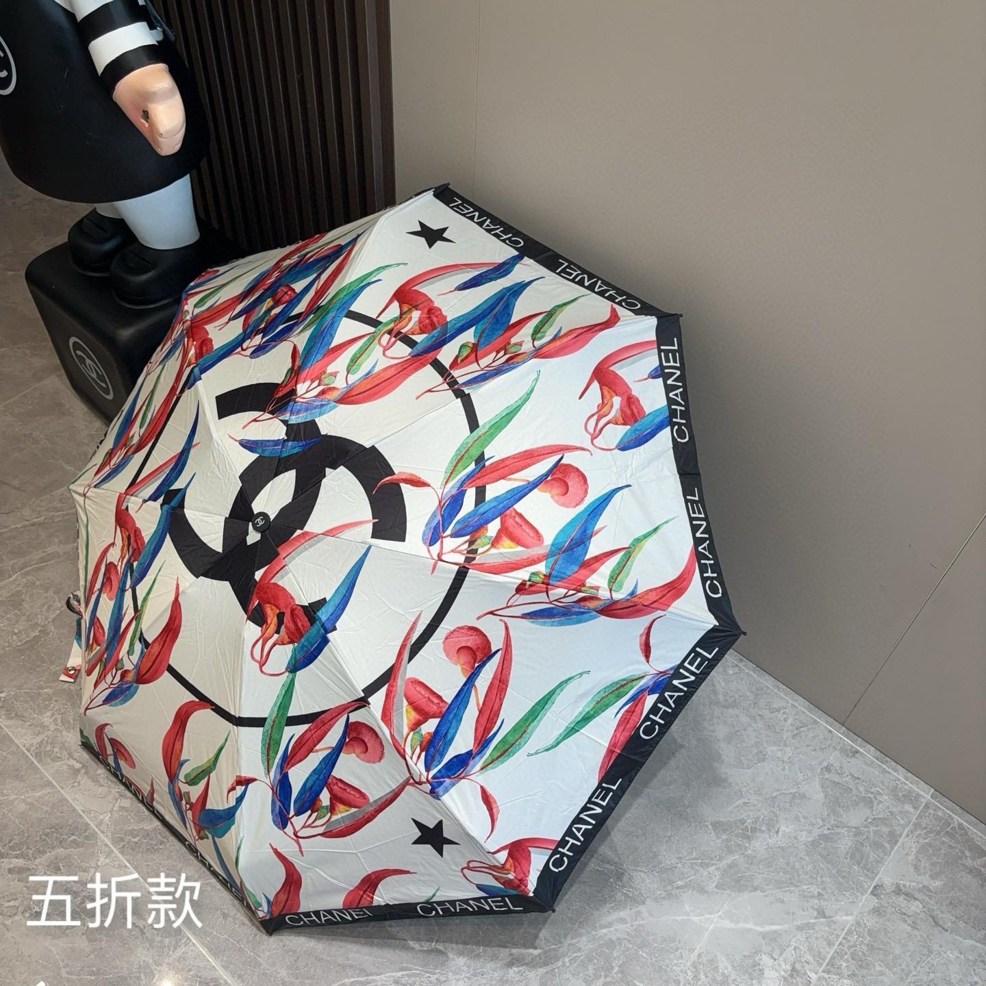 CHANEL（香奈儿）五折手开折叠晴雨伞 集合香奈儿灵魂LOGO为一体的设计风格高雅奢华 带在身上带来