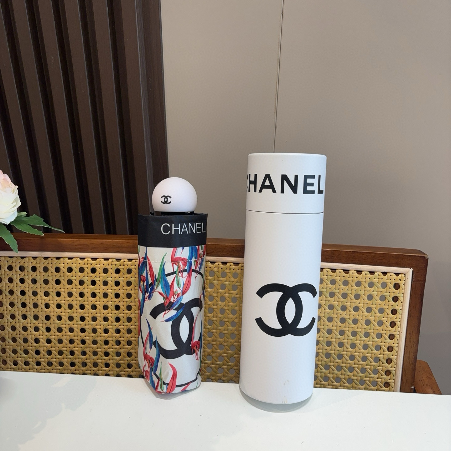  CHANEL（香奈儿）五折手开折叠晴雨伞 集合香奈儿灵魂LOGO为一体的设计风格高雅奢华 带在身上带来