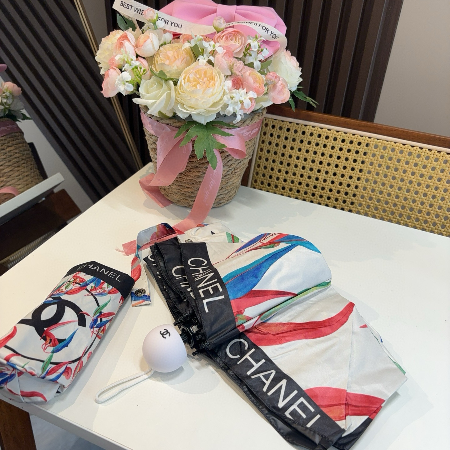  CHANEL（香奈儿）五折手开折叠晴雨伞 集合香奈儿灵魂LOGO为一体的设计风格高雅奢华 带在身上带来