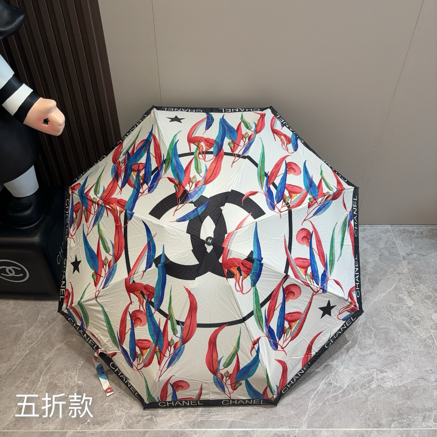  CHANEL（香奈儿）五折手开折叠晴雨伞 集合香奈儿灵魂LOGO为一体的设计风格高雅奢华 带在身上带来