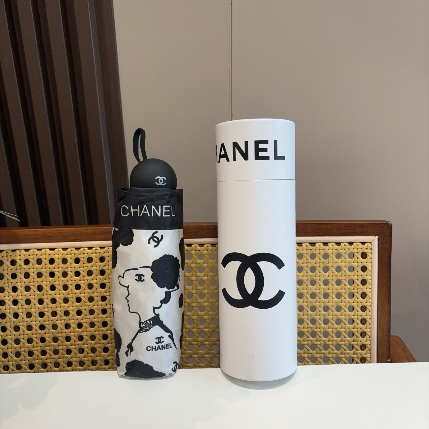  CHANEL（香奈儿）五折手开折叠晴雨伞 集合香奈儿灵魂LOGO为一体的设计风格高雅奢华 带在身上带来