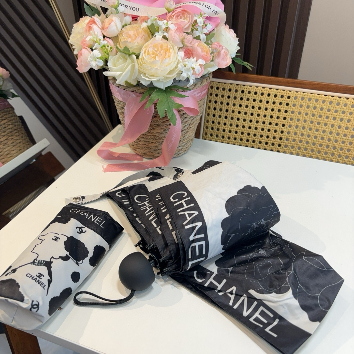  CHANEL（香奈儿）五折手开折叠晴雨伞 集合香奈儿灵魂LOGO为一体的设计风格高雅奢华 带在身上带来